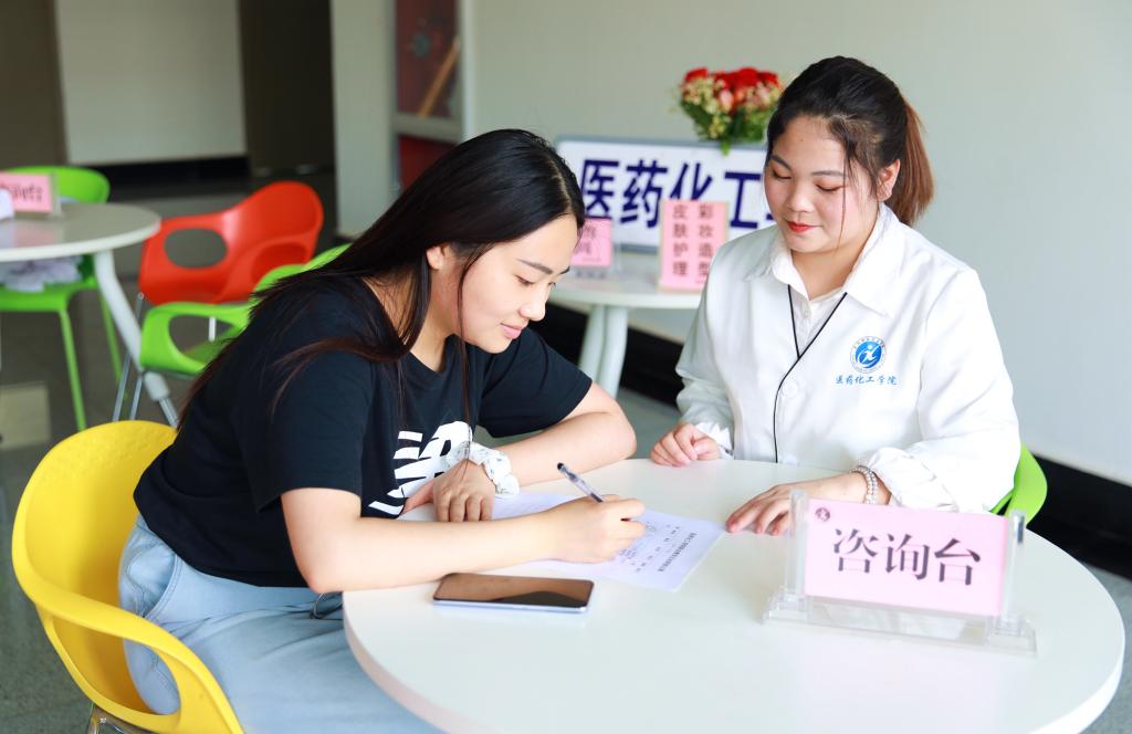 贴心服务暖校园 咸阳职院免费为师生的形象打造专业技能